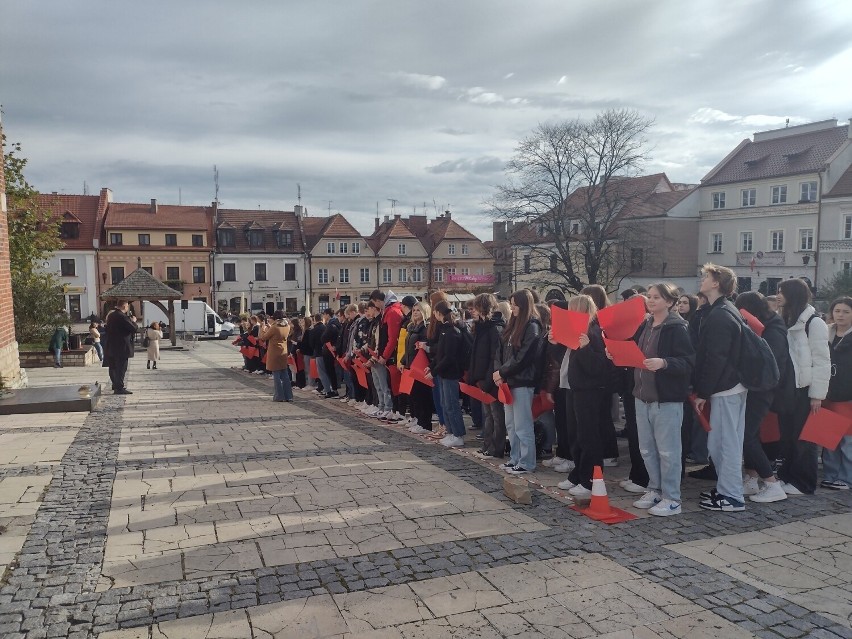 Na sandomierskim Rynku ułożono żywą biało-czerwoną flagę. To wstęp do obchodów Narodowego Święta Niepodległości