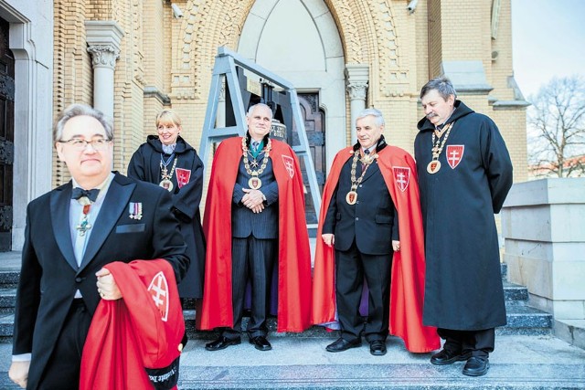 Członkowie zakonu na stopniach łódzkiej katedry.