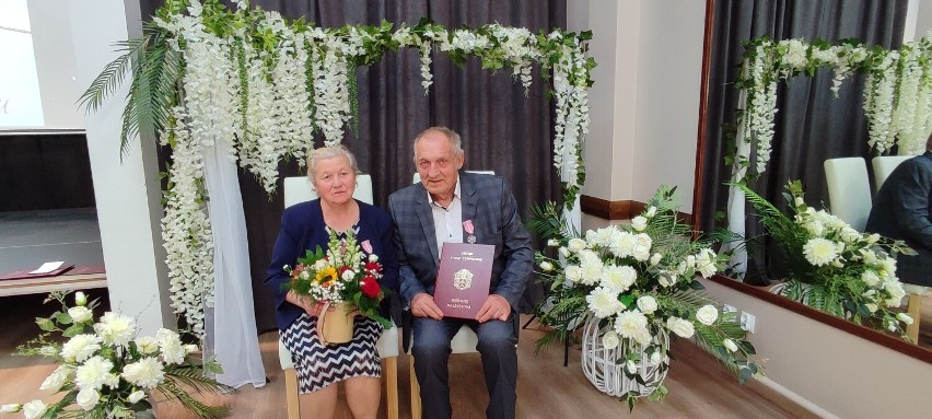 Złote Gody, czyli Jubileusz 50-lecia pożycia małżeńskiego w Gminie Tarnówka. Jedenaście par małżeńskich odebrało medale