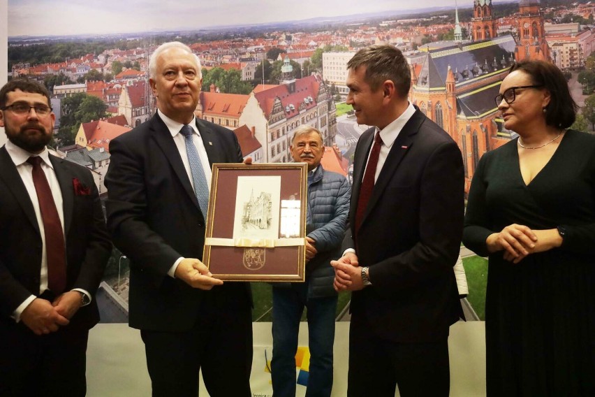 Poseł Lewicy Arkadiusz Sikora otworzył swoje biuro poselskie w centrum Legnicy, zdjęcia