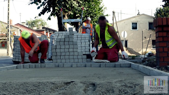 Prace przy modernizacji chodnika na Kościelnej postępują do przodu