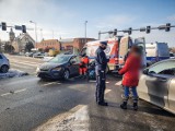 Leszno. Wypadek na skrzyżowaniu Korcza i Alei Jana Pawła II. Seat wjechał w mercedesa [ZDJĘCIA]