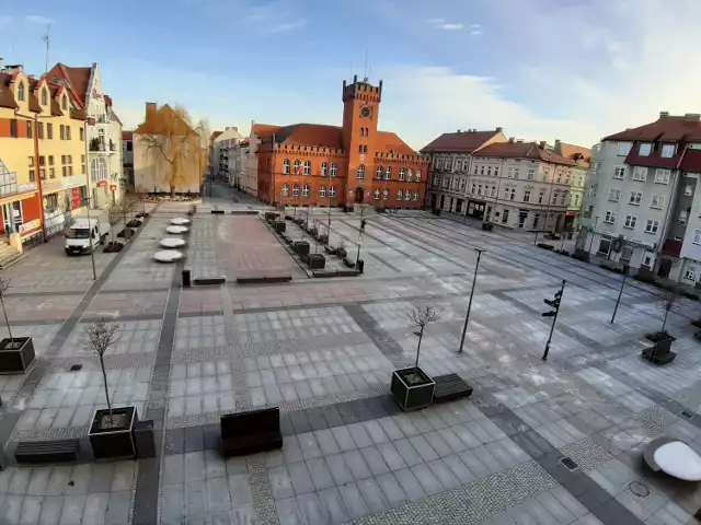 Plac Wolności - główne miejsce Szczecinka - w poniedziałkowy poranek