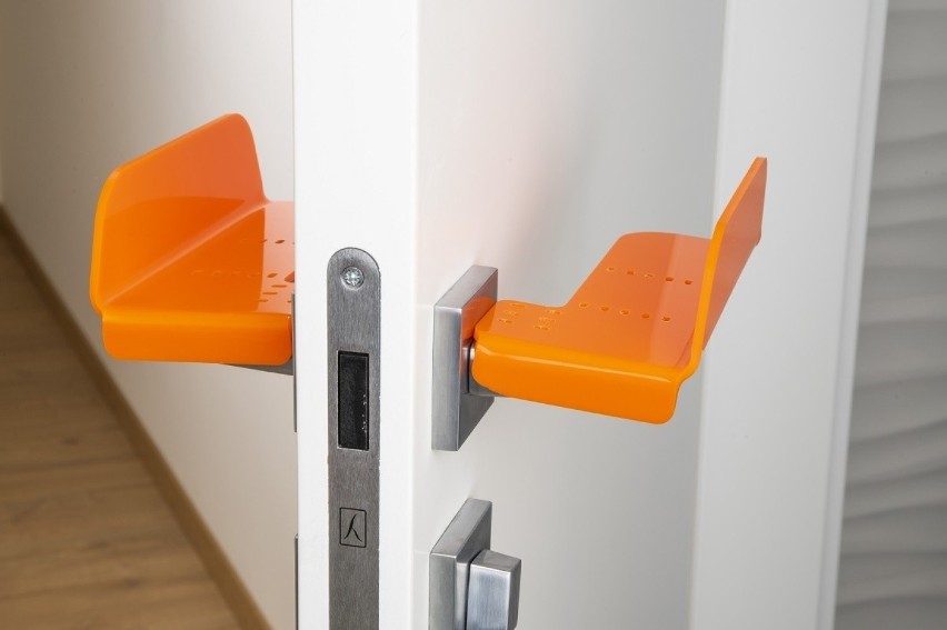 "Bezdotykowa klamka" umożliwia higieniczne otwieranie drzwi...