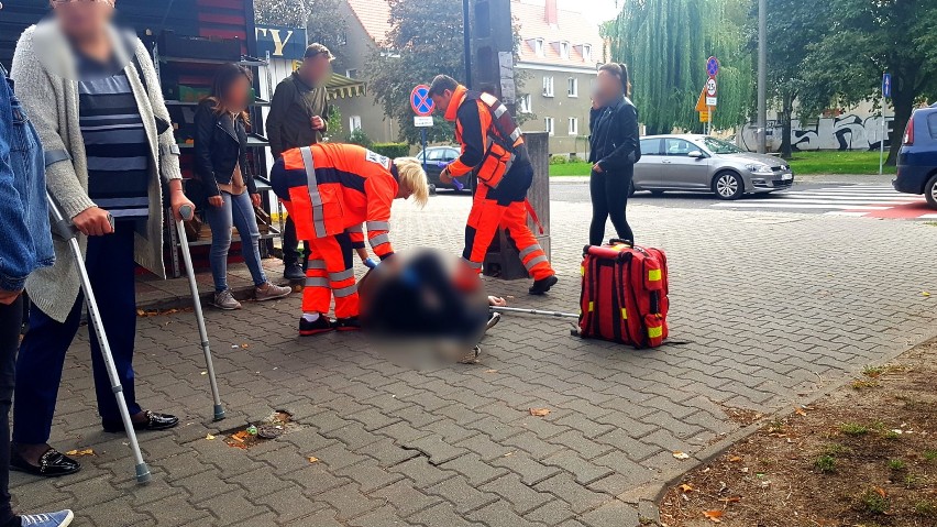 Mężczyzna upadł i zmarł obok przychodni lekarskiej w Lesznie. Pomóc próbowali świadkowie