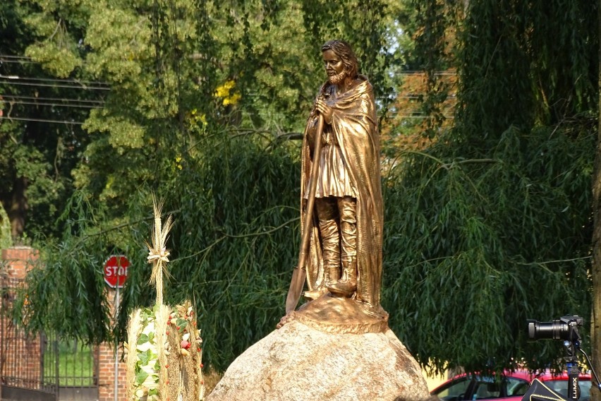 Kosciól św. Jerzego- sztandar, pomnik poświęcenie