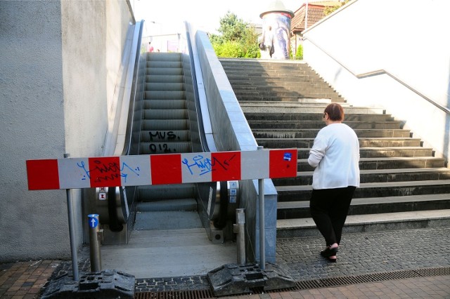 Koszty napraw, które mogą sięgnąć 350 tys. zł, pokryją wspólnie ZIKiT i Budimex. Zarobi OTIS. Wygrał on już przetarg na dostarczenie części zamiennych pokonując dwie inne firmy. Ale czy zapewni, że schody będą działać? Naprawy ruszą we wrześniu i potrwają do grudnia. Miasto  schody zadaszy, aby nie popsuły się od deszczu i śniegu. A to kolejny wydatek, sięgający 450 tys. złotych.