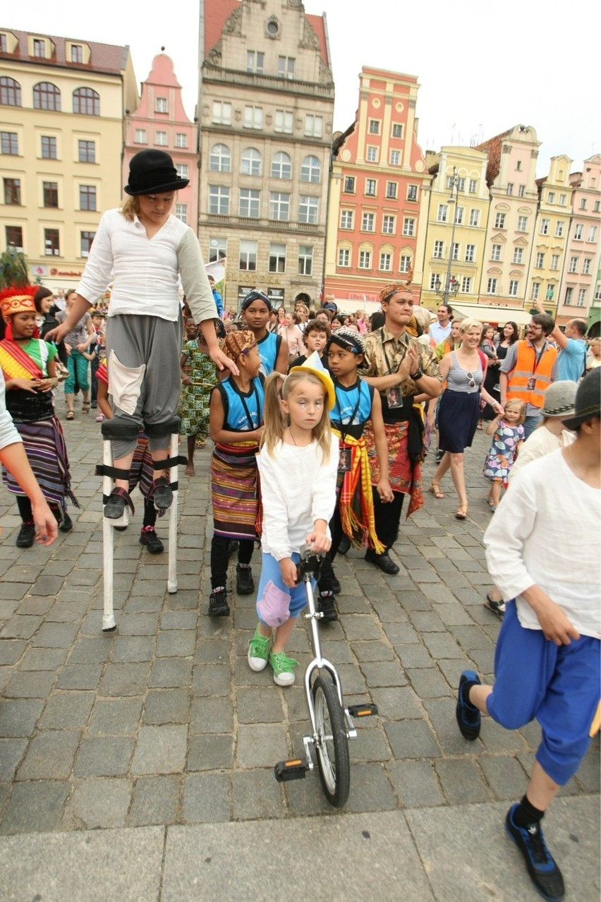 Odważne dzieci we Wrocławiu. W korowodzie przeszły przez miasto (ZDJĘCIA)
