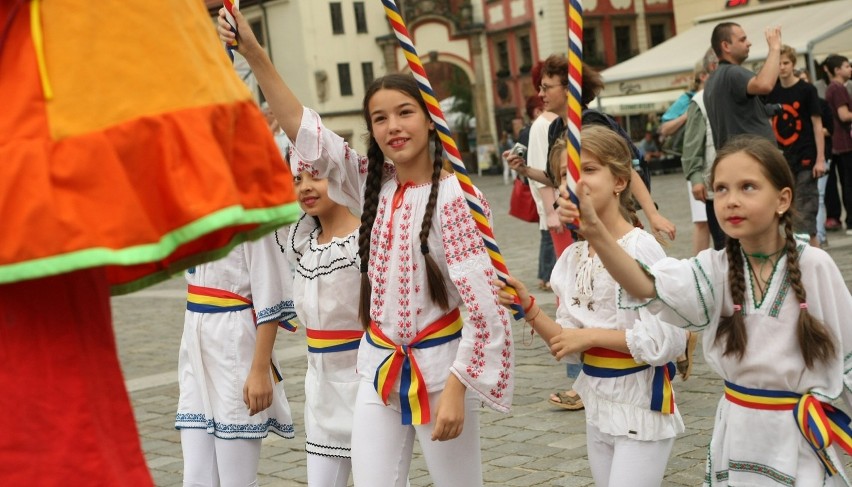 Odważne dzieci we Wrocławiu. W korowodzie przeszły przez miasto (ZDJĘCIA)