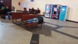 Bezdomni opanowali dworzec Toruń Wschodni. Pasażerowie: nie da się wytrzymać w poczekalni!