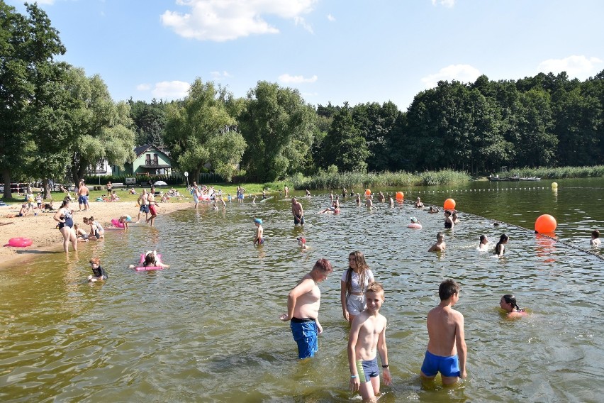 Upały w Chodzieży. Mieszkańcy szukają ukojenia w cieniu, nad wodą i na lodach [ZDJĘCIA]