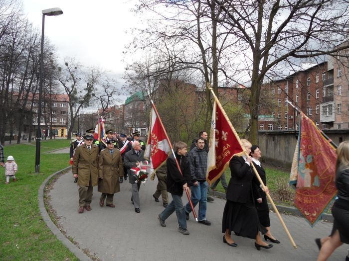 Zabrzanie modlili się za ofiary tragedii smoleńskiej i złożyli kwiaty przy tablicach w parku Dubiela