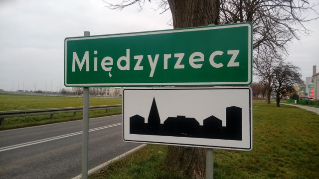 O działkach, na których rzekomo wylewane były szpitalne ścieki (co jest nieprawdą!), pisaliśmy już w zeszłym roku. Wtedy mieszkańcy skarżyli się na odór, który wydobywa się z osadów, które były tam nawożone (prezentowane zdjęcia wykonał WIOŚ właśnie podczas kontroli tamtego zgłoszenia).