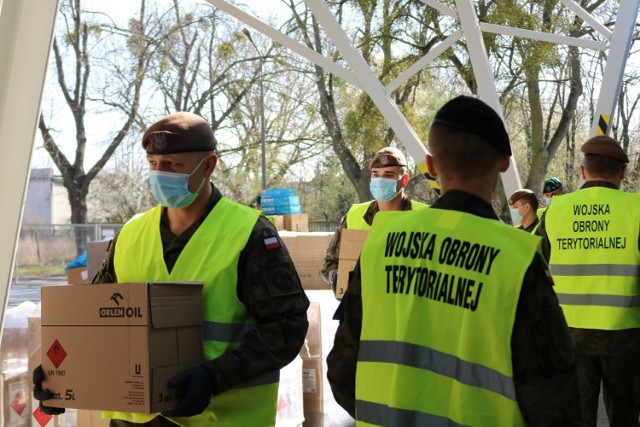 WOT Gniezno: żołnierze i podchorążowie dostarczyli środki medyczne do Gniezna