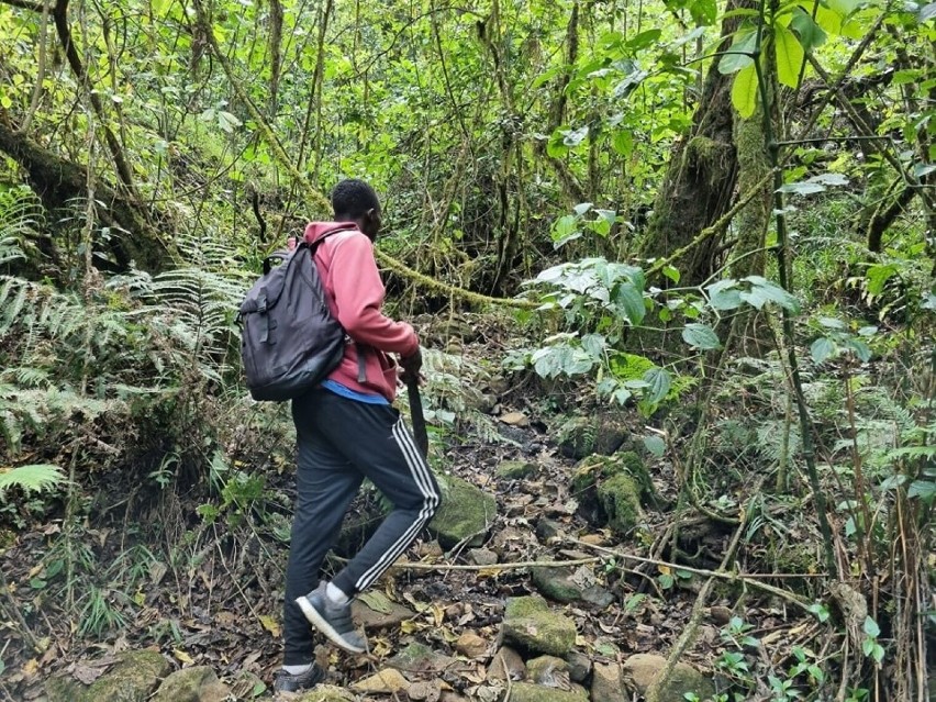 Podróżnik z Mszany prowadzi negocjacje z... kłusownikami w Ugandzie. Właśnie wytyczył kolejny szlak w Górach Kadam 
