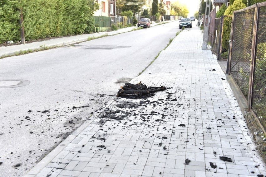 Strażacy z Kielc gasili płonący przy drodze... fotel. Ludzie są wściekli, bo od tygodni nikt nie zabrał "gabarytów" (ZDJĘCIA)