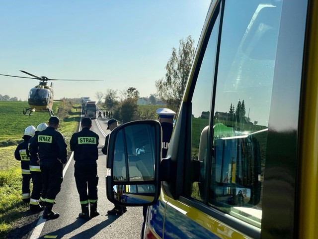 O przyczynach wypadku wiadomo na razie tyle, że osobowy mercedes zjechał na pobocze i uderzył w betonowy zjazd do prywatnej posesji.