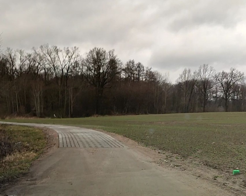 Droga w Lubostroniu (gmina Barwice) pełna dziur. Co na to ratusz? [zdjęcia]