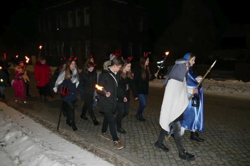 Orszak Trzech Króli w Koziegłowach przeszedł trasą spod kościoła św. Marii Magdaleny do domu kultury [ZDJĘCIA]