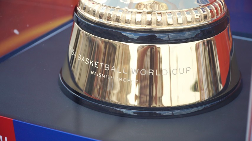 Puchar Mistrzostw Świata zaprezentowany w Polsce. Warszawiacy podziwiali złote trofeum na Starym Mieście