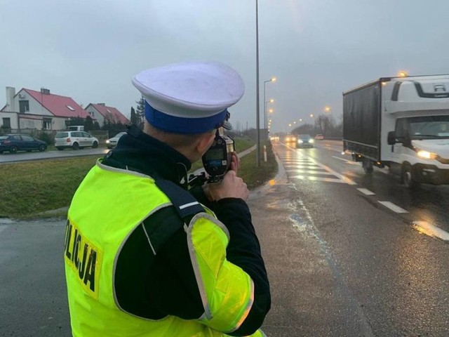 - Największej liczby patroli należy się w tym przypadku spodziewać w piątek 18 września. Kaskadowy pomiar prędkości to policyjna strategia polegająca na kontroli prędkości przez wiele załóg policji na określonym odcinku drogi. Ci, którzy nagminnie ignorują przepisy, nie będą mogli liczyć na taryfę ulgową - przekonuje kom. Robert Opas.