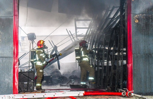 W Bydgoszczy wybuchł pożar w hali magazynowej na ulicy Bocznej. W hali znajdowały się części samochodowe, głównie z tworzyw sztucznych, które są podatne na spalanie, więc pożar szybko się rozwijał.