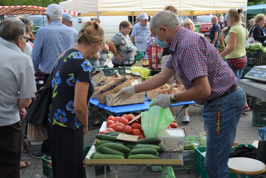 W pełni sezonu na oświęcimskim targowisku „królują” ogórki,...