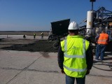 Naprawa pasa startowego na lotnisku w Modlinie potrwa dłużej [ZDJĘCIA]