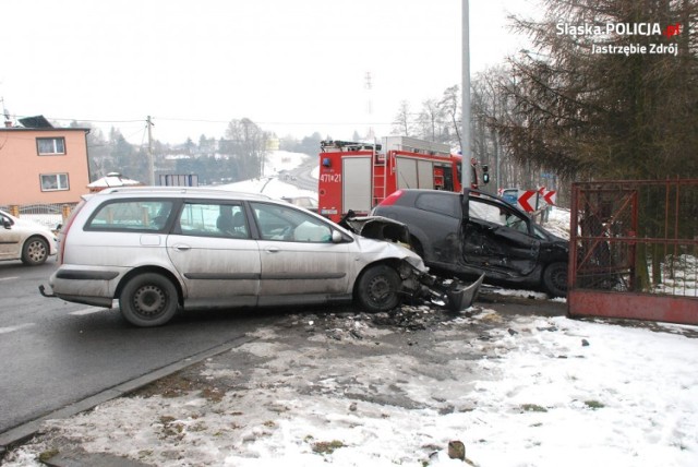 Jastrzębie-Zdrój: wypadek na Cieszyńskiej.  Fiat wyleciał z drogi i uderzył w citroena