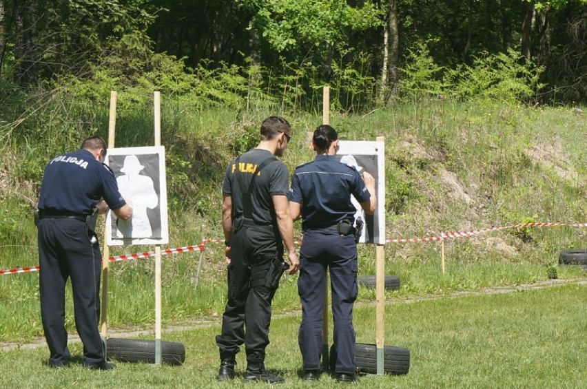 Policjanci ćwiczą na sterzelnicy