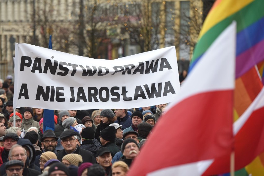 Manifestacja w obronie demokracji na placu Wolności