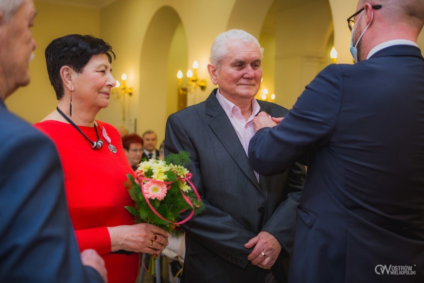 Ostrów Wielkopolski. 30 par małżeńskich świętowało jubileusz 50-lecia pożycia małżeńskiego [FOTO]