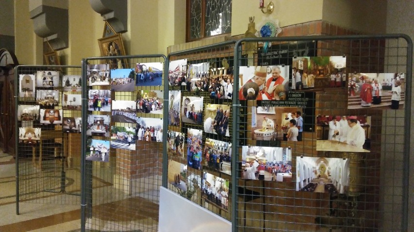 Wystawa zdjęć na jubileusz głogowskiej parafii 