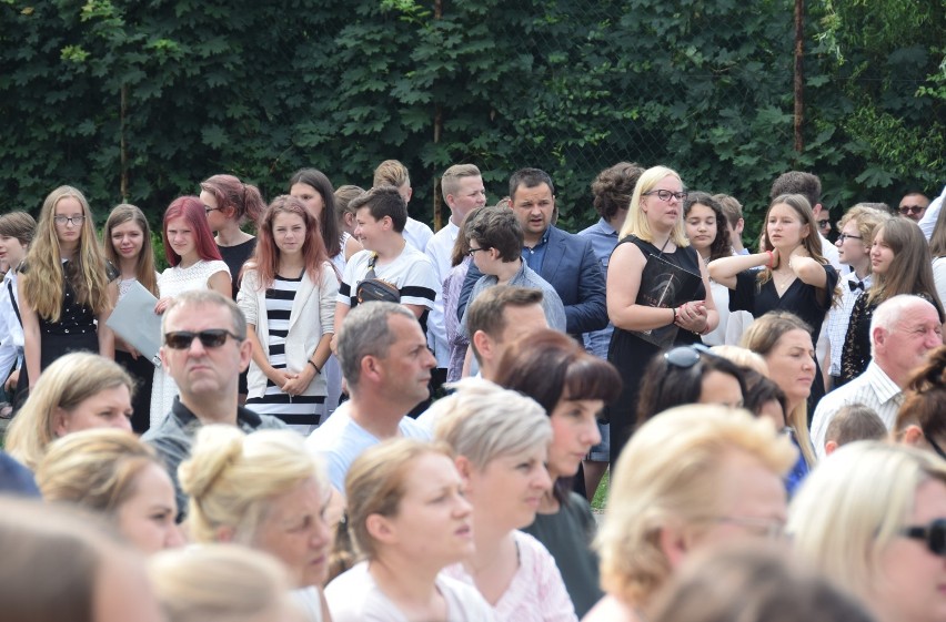 Uczniowie odebrali świadectwa i nagrody. Zaczynają wakacje!