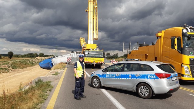 Wypadek na DK 1 koło Kamieńska. Kierowca tira zasnął za kierownicą. Duże utrudnienia na DK 1