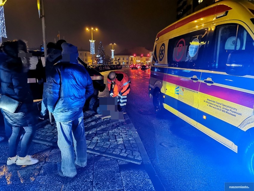 Wypadek na placu Wolności we Włocławku. Potrącenie kobiety na przejściu dla pieszych [zdjęcia]