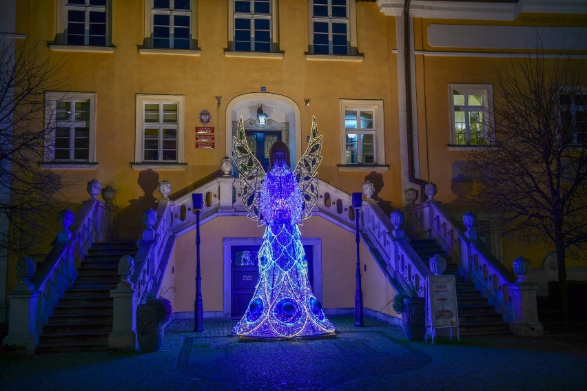 Bajecznie kolorowy Rynek w Bolesławcu. Ozdobiły go piękne, świąteczne dekoracje! Ależ się świecą! Zdjęcia