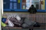 Bezdomni zimą: Już 14 ofiar śmiertelnych! Nie bądźmy obojętni!