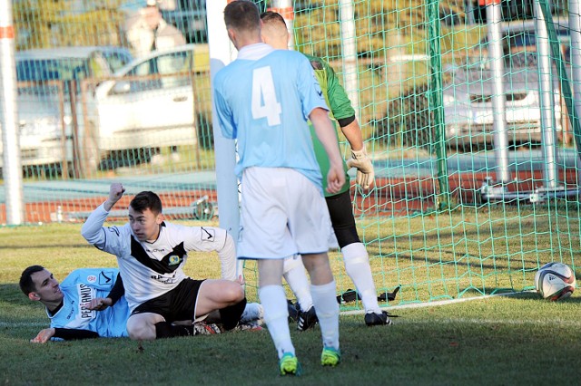 Młodziutki napastnik Krajny Sępólno Dominik Bonk (w parterze) zdobył swojego pierwszego gola w A klasie.