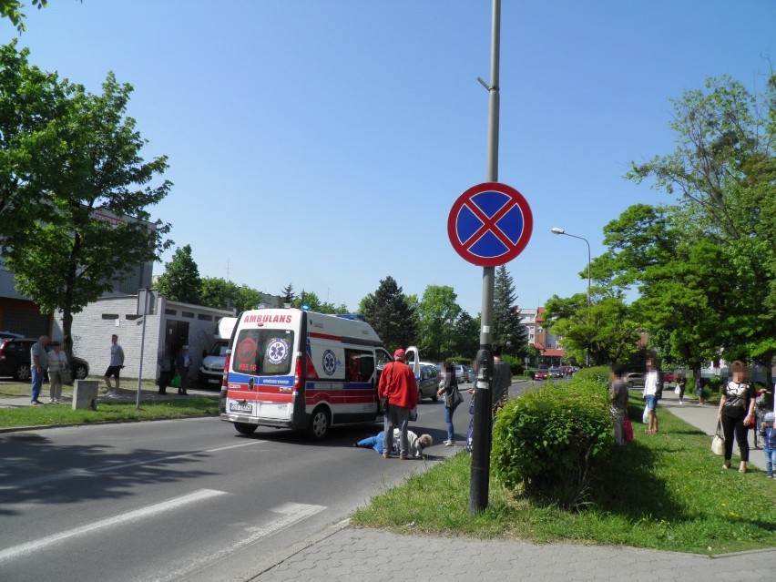 Wypadek na ul. 1 Maja w Śremie. Potrąconą kobietę karetką...