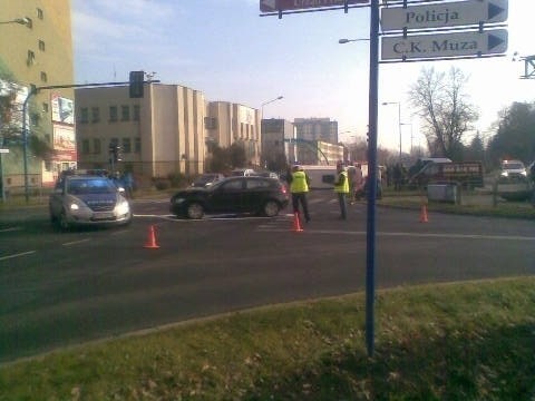Wypadek karetki na ulicy Niepodległości w Lubinie