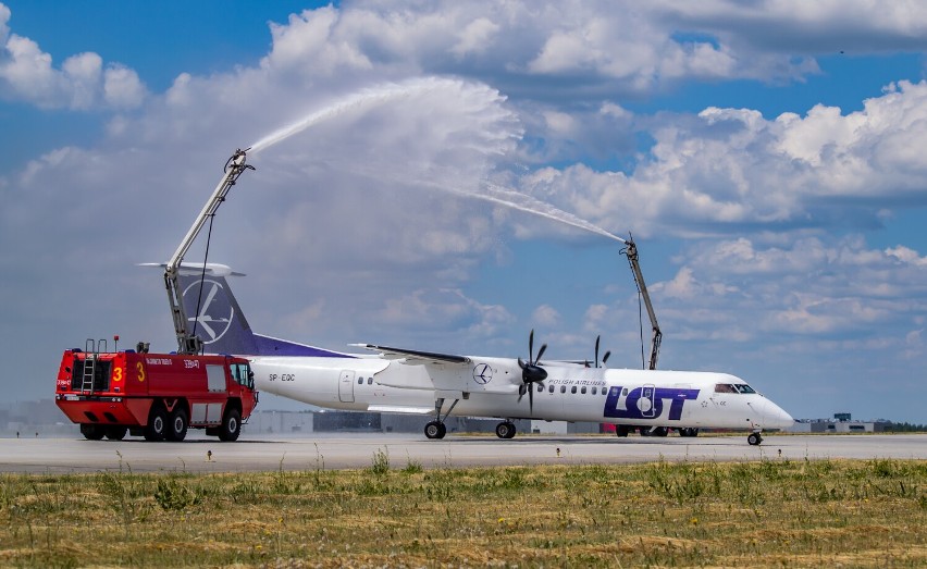 Już latamy z podrzeszowskiej Jasionki do Wenecji. Dziś był inauguracyjny salut wodny (FOTO)