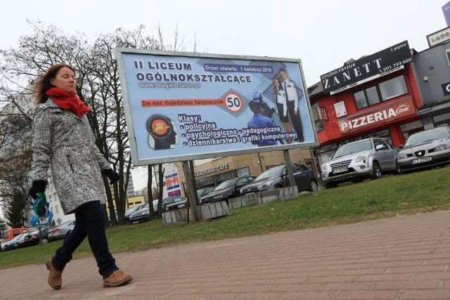 Reklama II LO ze Skarpy kusi kandydatów m.in. przy Szosie Lubickiej