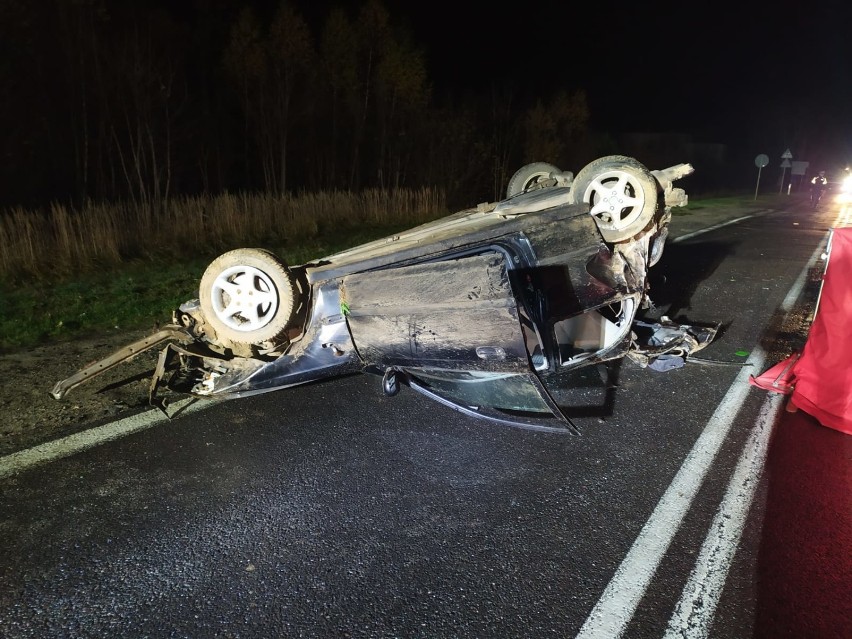 Tragedia w Januszewicach. Zginął 24-letni kierowca hondy civic, która dachowała (FOTO)