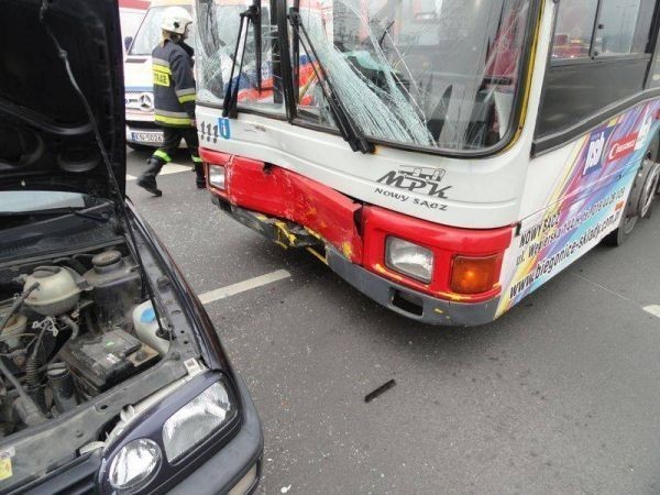 Nowy Sącz: miejski autobus rozbity na rondzie  [ZDJĘCIA]