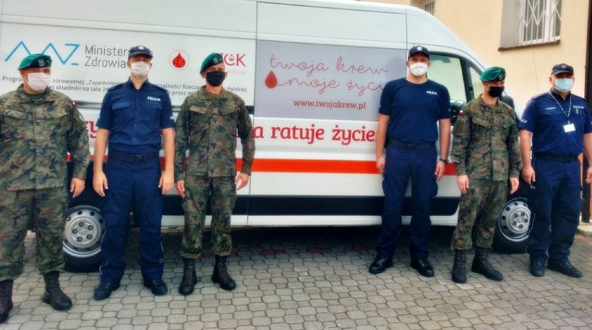 Łomża. Policjanci i żołnierze oddali krew, aby pomóc 9 -letniemu Gabrysiowi