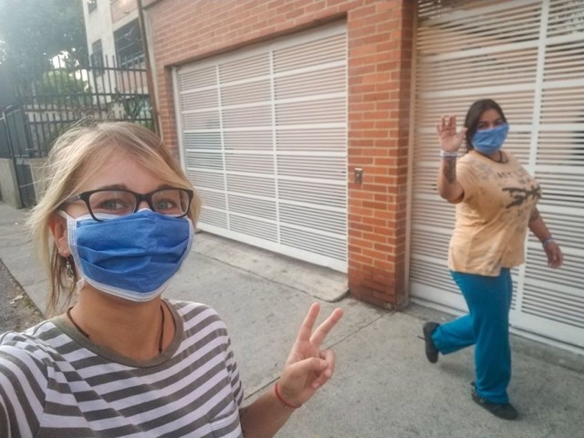 Adrianna Jarczyk na ulicach Caracas. Podobnie, jak w Polsce obowiązuje tam nakaz noszenia maseczek ochronnych