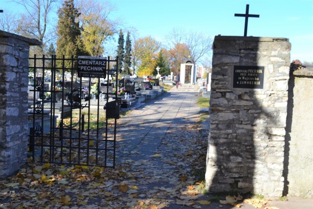 Cmentarz Pechnik w Jaworznie jeszcze przed 1 listopada odwiedza dużo osób. Przygotowują groby, składają kwiaty i znicze. 

Zobacz kolejne zdjęcia. Przesuń w prawo - wciśnij strzałkę lub przycisk NASTĘPNE