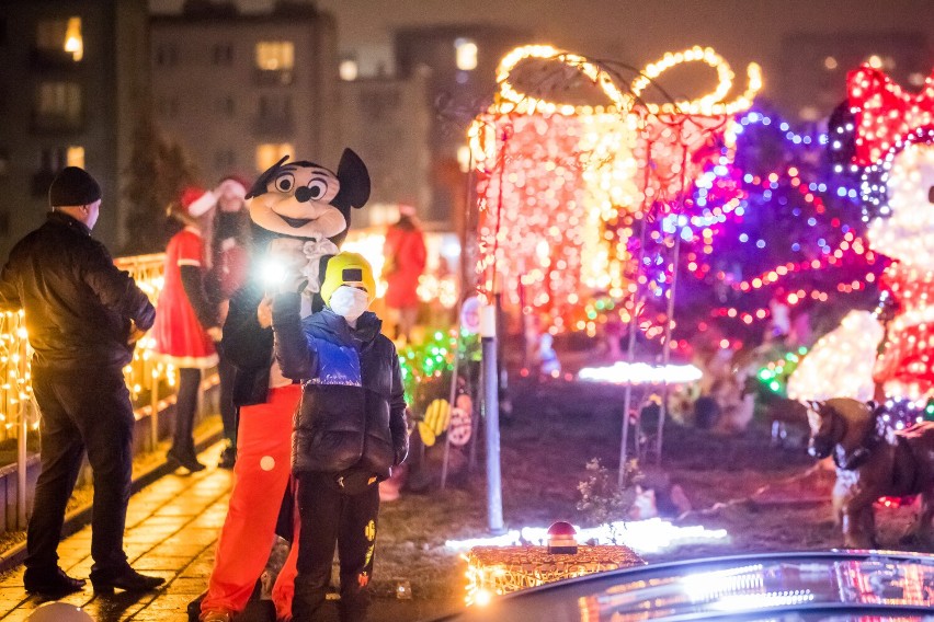 Cały ogród został oświetlony. Pojawiły się w nim postaci...