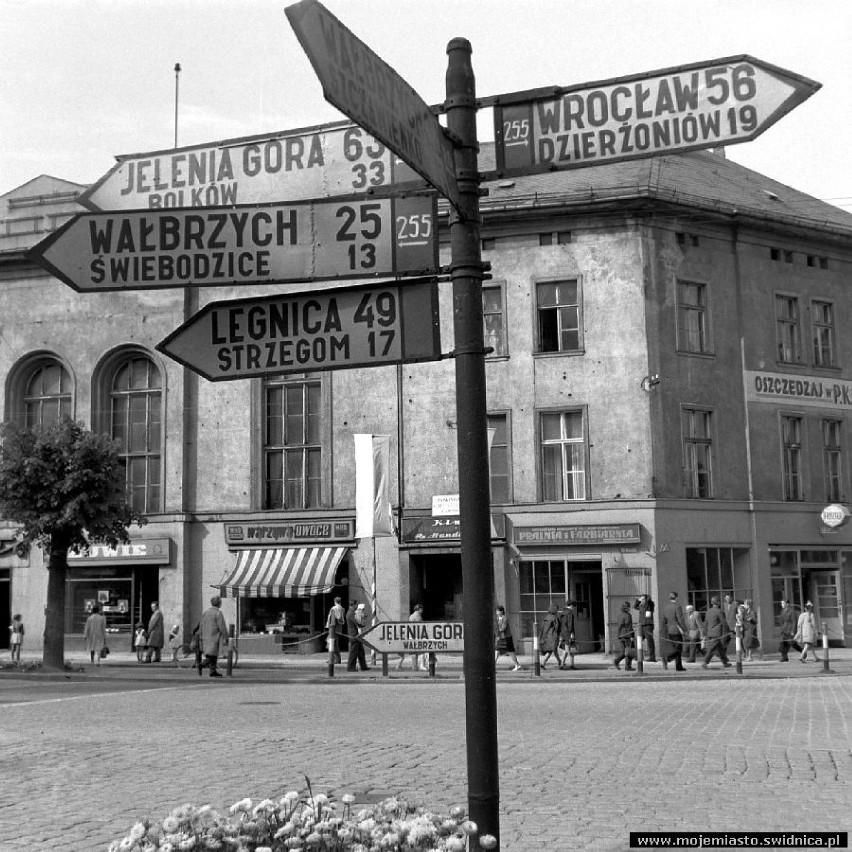 Świdnica 50 lat temu. Tak dawniej wyglądało centrum miasta. Pamiętasz te kamienice, rozpoznajesz kogoś? 